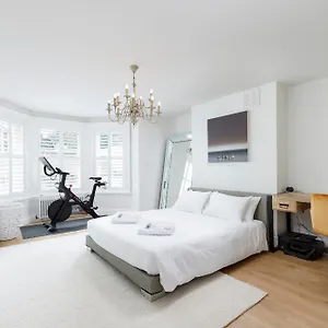 Spacious 2 Bedroom With Beautiful Garde Brighton
